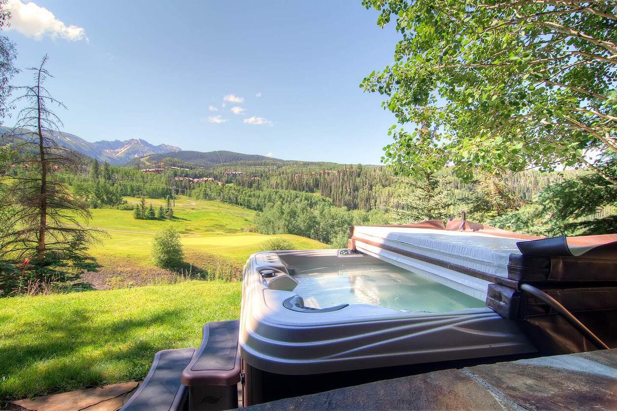 Country Club Manor - Image 24